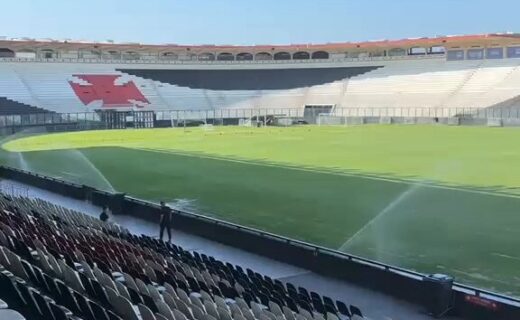 Gramado de São Januário em recuperação durante a Data Fifa antes de jogo contra o Boca Juniors