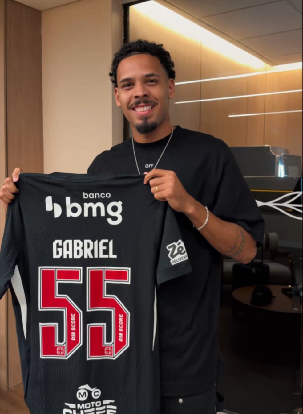 Gabriel Pereira chega no Rio para assinar com o Vasco — Foto: Reprodução