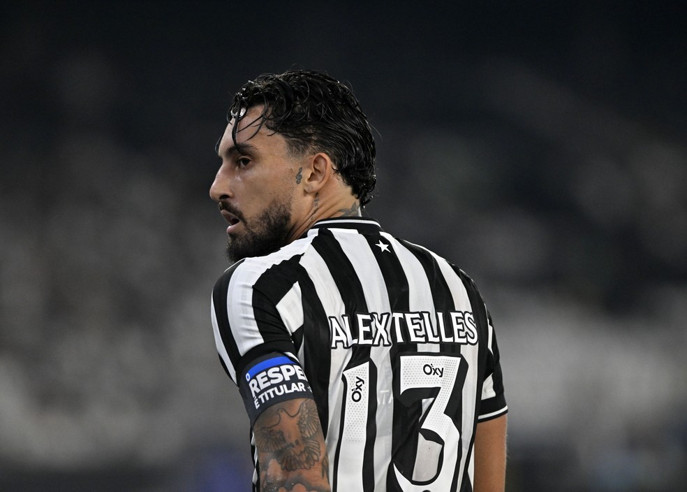 Alex Telles em Botafogo x Cienciano — Foto: André Durão