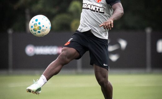 Marino Hinestroza deve substituir Andrés Gomez no clássico contra o Botafogo nesta quarta-feira