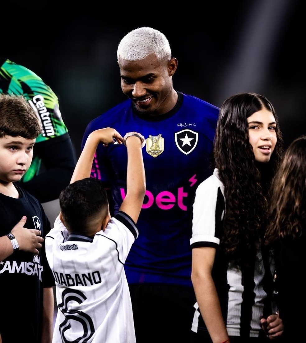 Murilo Percles ao lado de Cuiabano durante jogo do Botafogo no Nilton Santos — Foto: Acervo Pessoal