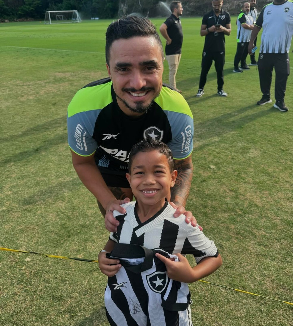 Murilo visitiu o CT do Botafogo e tirou fotos com o elenco alvinegro — Foto: Acervo Pessoal