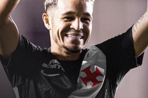Vasco parabeniza Adson pelo aniversário nesta terça-feira