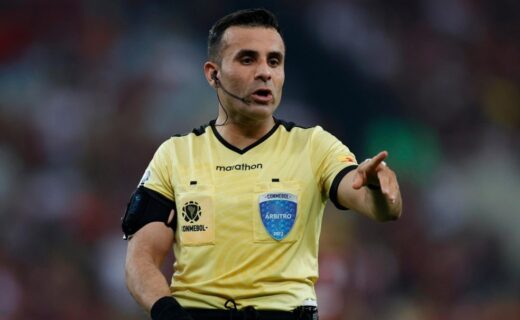 Árbitro Piero Maza permite que Boca Juniors execute duas saídas de bola em jogo contra o Vasco na Copa Sul-Americana