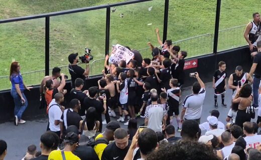 Crianças vascaínas animam social de São Januário durante Vasco x Remo