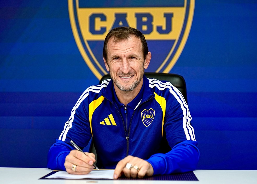 Rodolfo Arruabarrena assina contrato com o Boca Juniors — Foto: Divulgação/Boca Juniors
