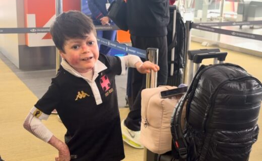 Pequeno Gui se junta a torcedores e puxa ‘Casaca’ no aeroporto de Buenos Aires