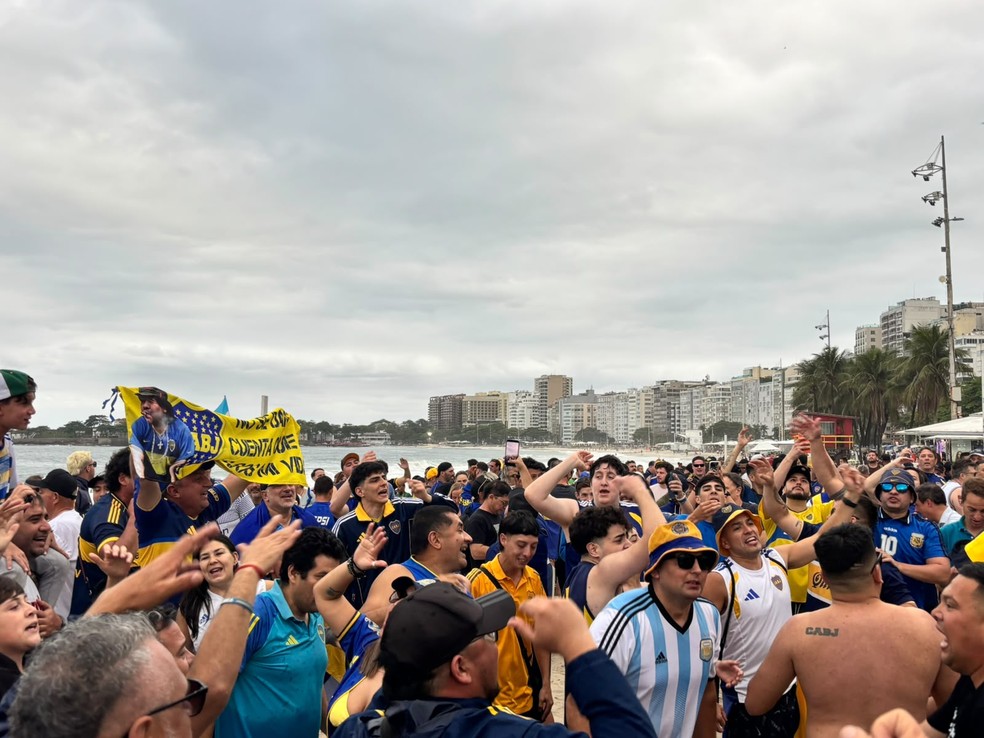 Torcida do Boca faz festa na praia de Copacabana — Foto: Pedro Guevara