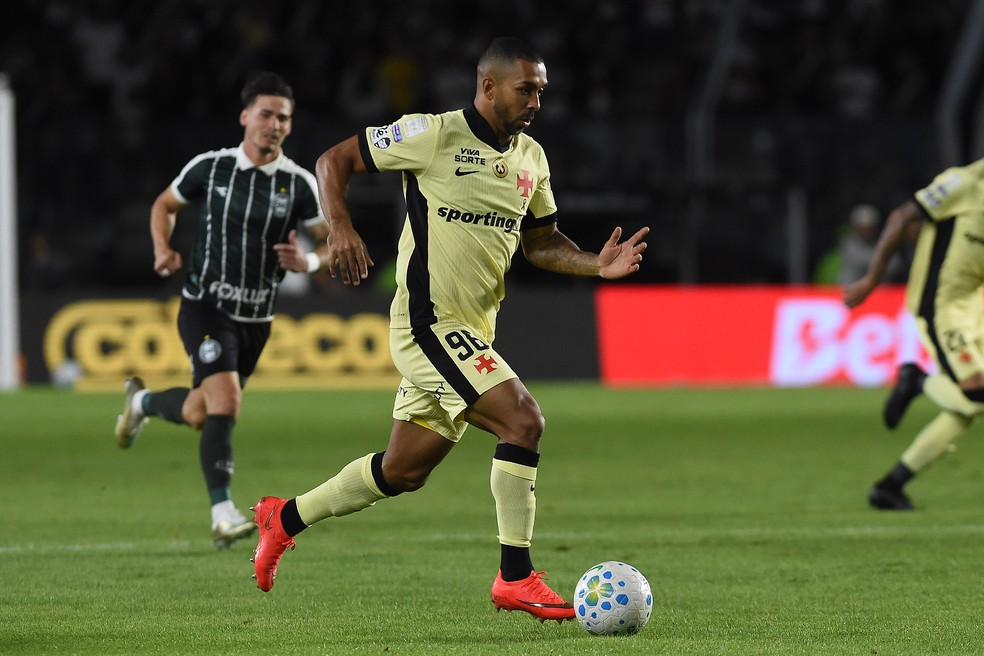 Paulo Henrique, do Vasco, em jogo contra o Coritiba — Foto: Alexandre Durão