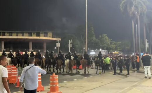 Ônibus do Vasco chega ao Maracanã antes da partida