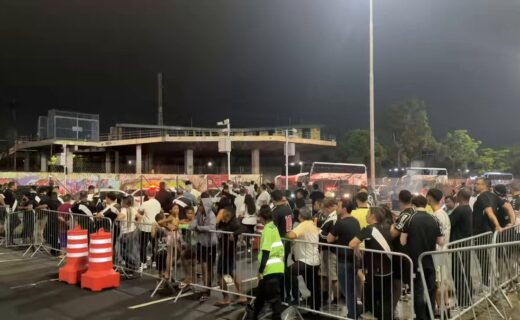 Torcida do Vasco vaia chegada do ônibus do Boca Juniors ao Maracanã