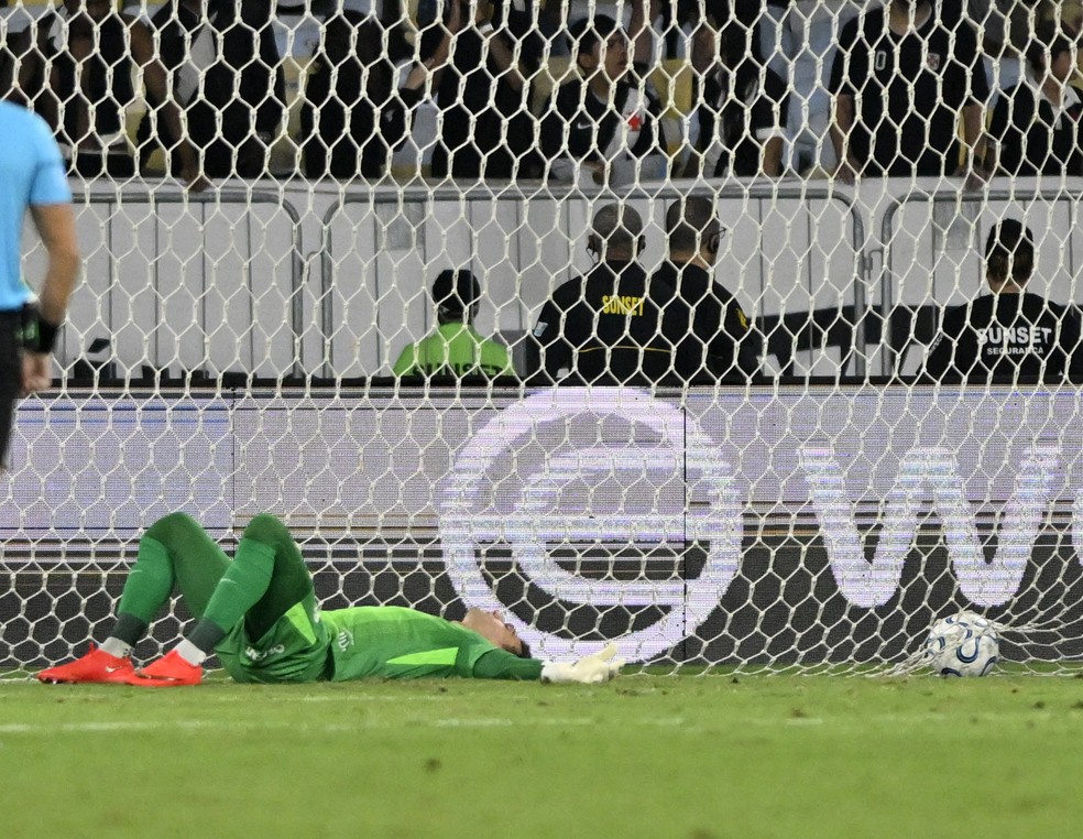 Léo Jardim, do Vasco, lamenta em gol do Boca Juniors — Foto: André Durão