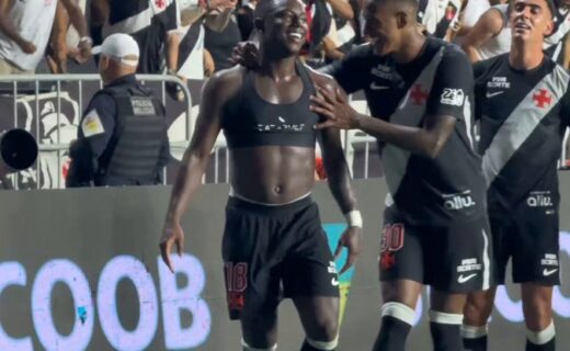 Marino celebra gol da vitória do Vasco sobre o Corinthians em vídeo oficial