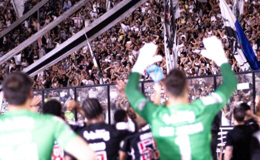 Vasco compartilha foto da celebração dos jogadores com torcedores após vitória sobre o Corinthians