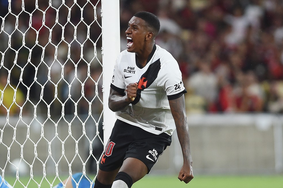 Robert Renan comemora gol do Vasco contra o Flamengo — Foto: André Durão