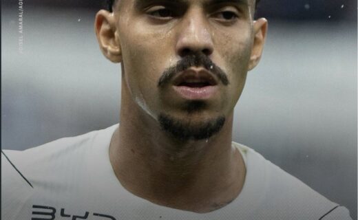 Matheuzinho se emociona no vestiário após derrota do Corinthians para o Vasco por 3 a 2