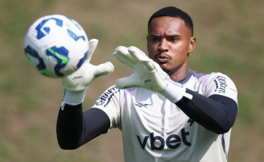 Vasco monitora goleiro John e zagueiro Joaquim, mas não fez propostas até o momento