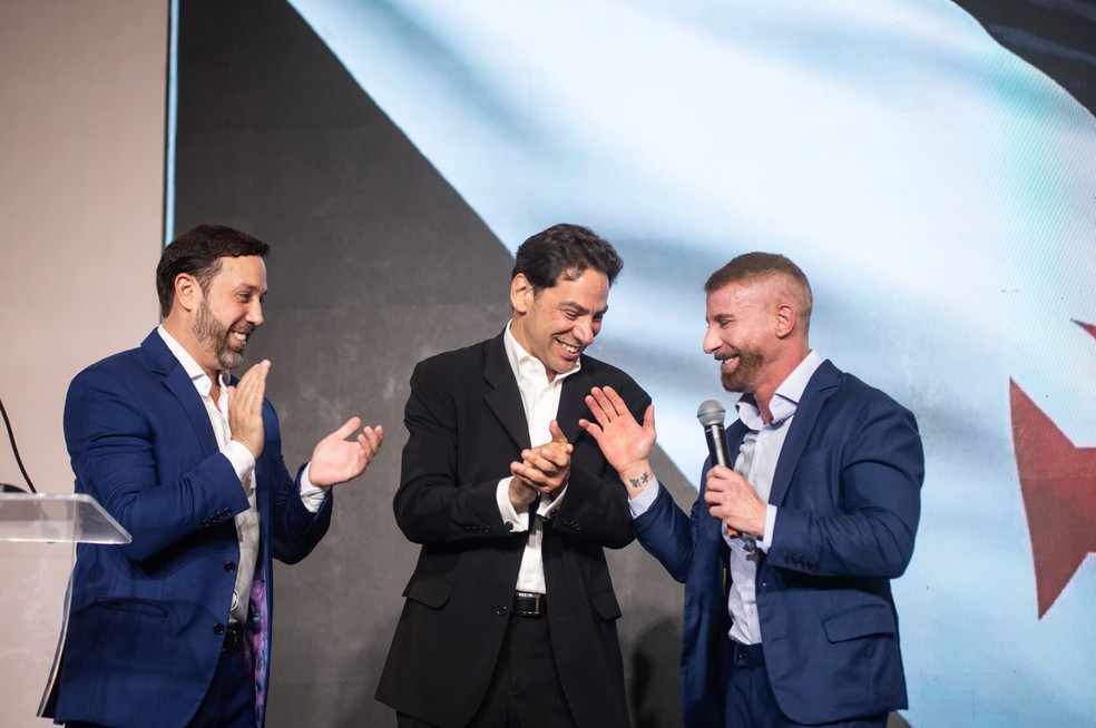 Pedrinho com Marcos Lamacchia e Alan Belaciano em evento da SAF do Vasco — Foto: Marcelo Wance