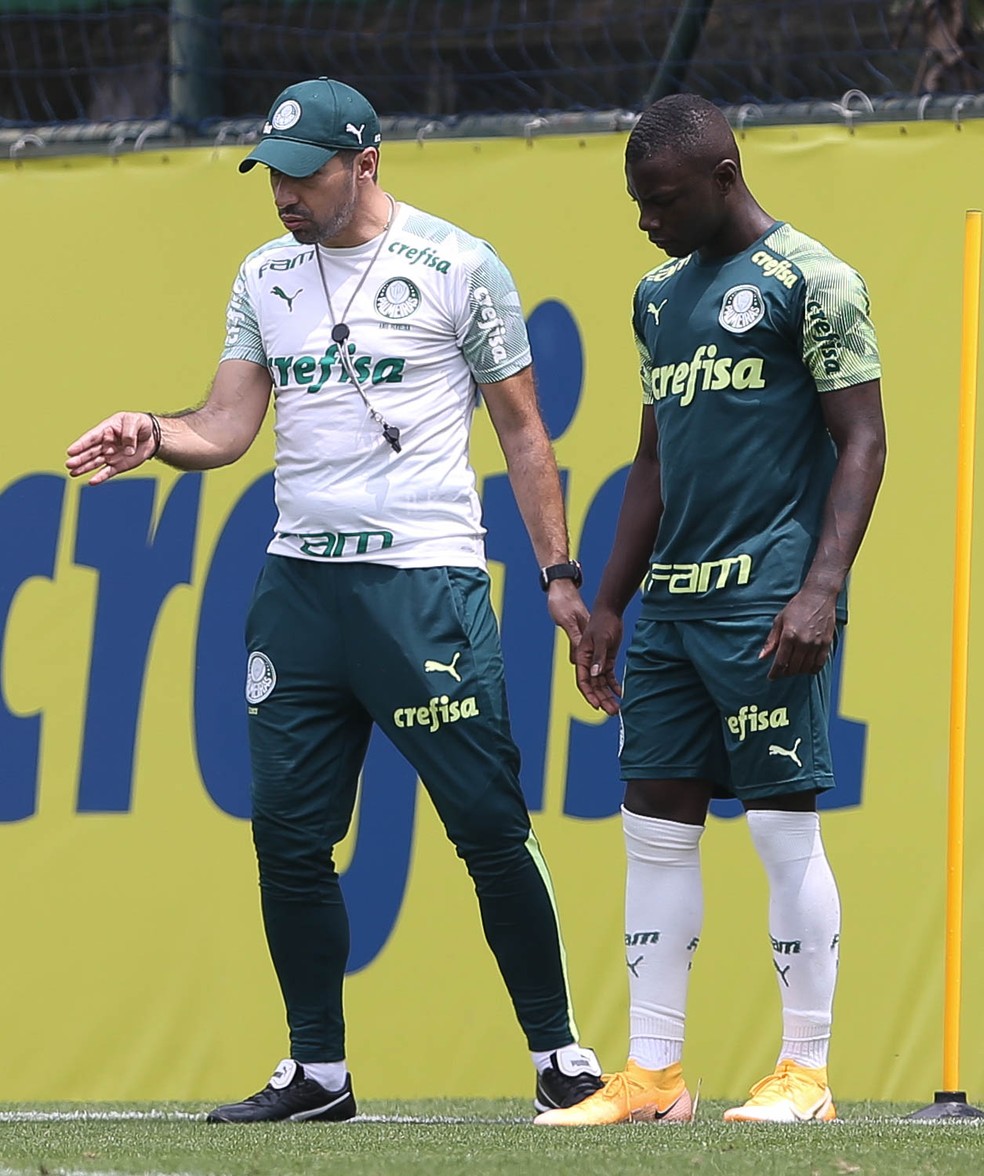 Marino Hinestroza, do time sub-20 do Palmeiras, com Abel Ferreira — Foto: Cesar Greco / Ag. Palmeiras