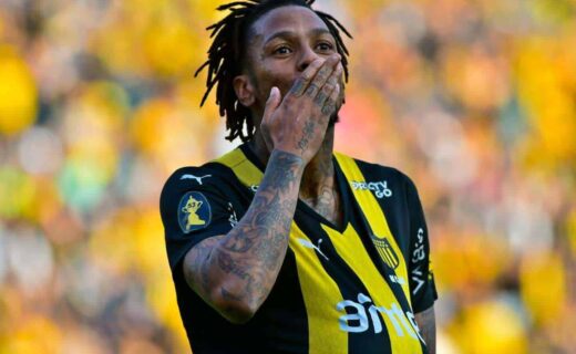 Abel Hernández celebra gol pelo Peñarol, do Uruguai