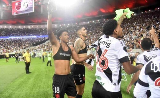 Andrey e Pedro Raul comemorando vitória com a torcida