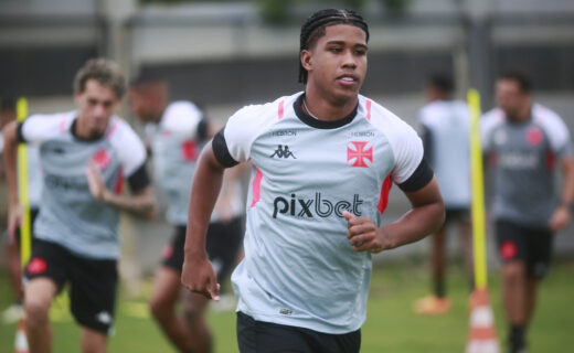 Andrey Santos se dirige à torcida do Vasco durante treino da Seleção Brasileira