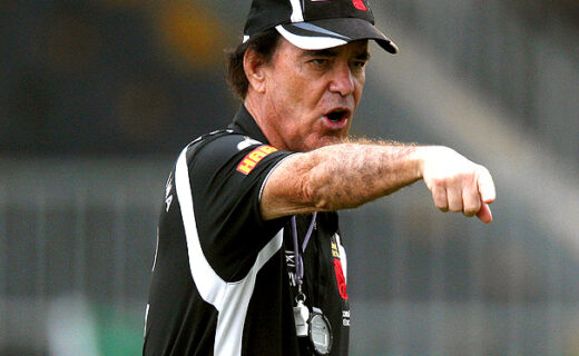 Antonio Lopes é flagrado caminhando em Copacabana com chapéu do Vasco e casaco do Botafogo