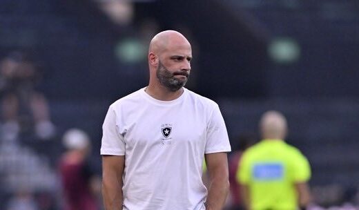 Vasco pode abrir mão de Franclim Carvalho e buscar novo treinador brasileiro