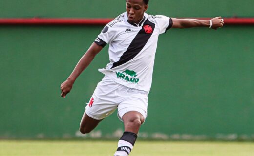 Ykaro Toledo, destaque da base do Vasco, fecha contrato com o Araxá
