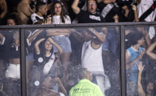 Dirigente do Vasco e analista da CBF acompanham duelo contra Palmeiras em São Januário nesta quinta-feira