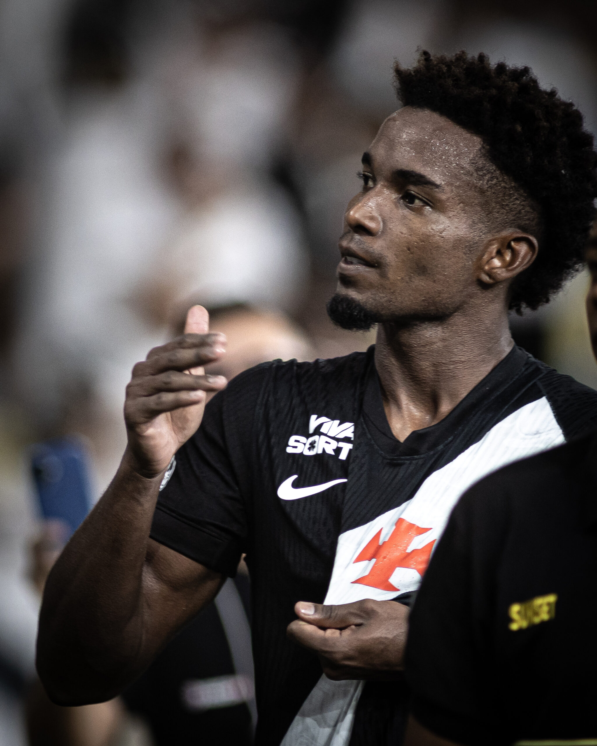 Thiago Mendes assume a braçadeira de capitão e se destaca no Vasco