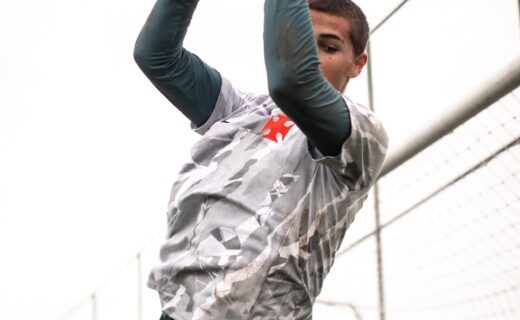 Base: Sub-17 Jogadores finalizam aquecimento antes de enfrentar o Santos
