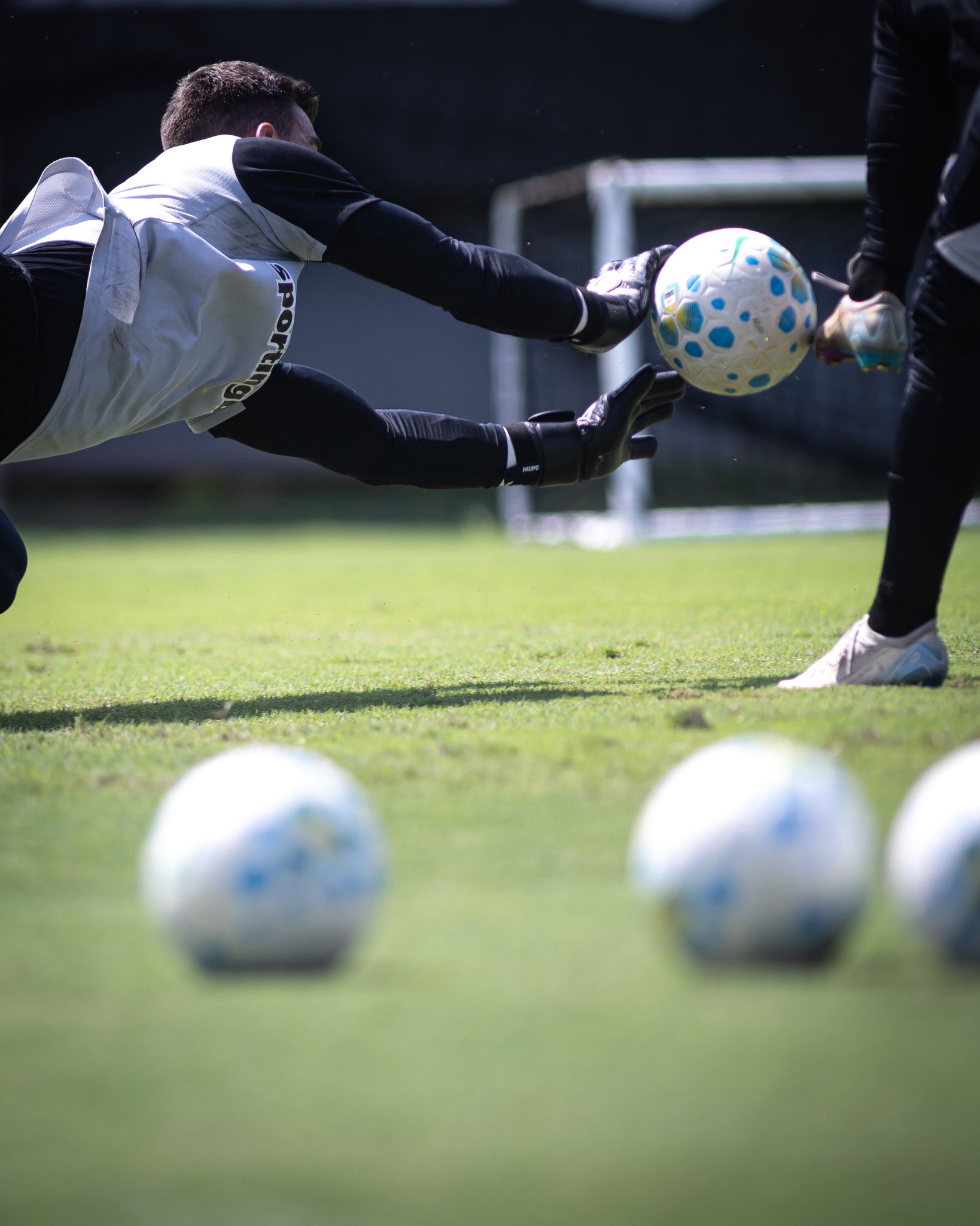 Vasco intensifica treinamentos em dia ensolarado e se prepara para jogo-treino contra Noroeste-SP