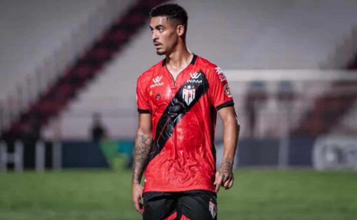 Jefferson em campo pelo Atlético-GO