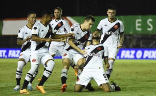 Jogadores do Vasco comemorando gol contra o Cuiabá