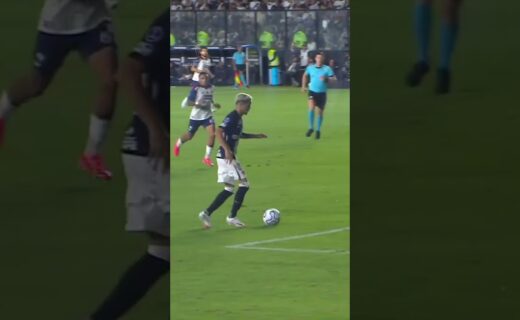 Gol de Thiago Mendes contra o Independiente Medellín é mostrado em diferentes ângulos