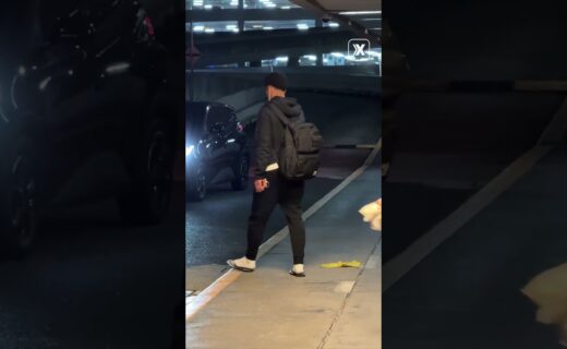 Desembarque do Vasco no Rio marca chegada de Brenner mancando; assista ao vídeo