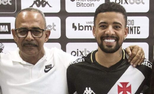 Paulinho e seu pai durante apresentação no Vasco