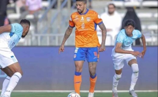 Paulinho Paula em campo pelo Al-Fayah, da Arábia Saudita
