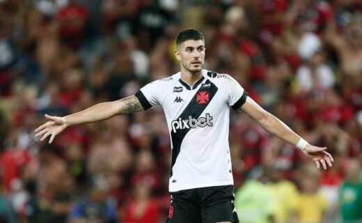 Pedro Raul durante jogo contra o Flamengo