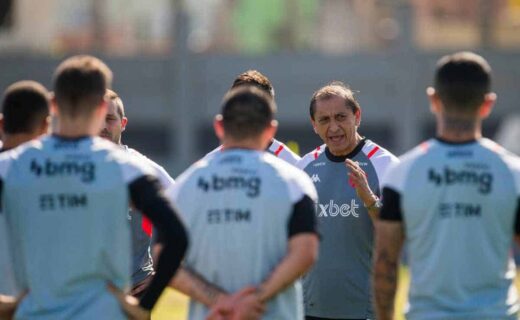 Ramón Díaz conversando com o elenco do Vasco