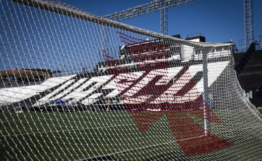 Torcedores preenchem arquibancadas de São Januário para duelo entre Vasco e Remo