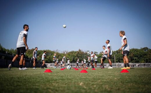 Elenco do Vasco treinando no CT Moacyr Barbosa